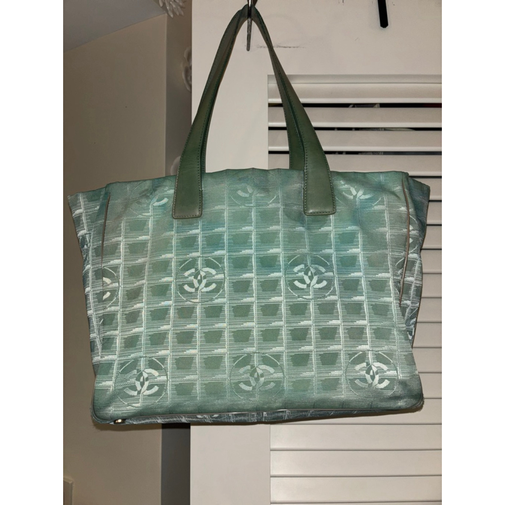 Women's Chanel Green New Travel Line Tote Bag One Size - Picture 3 of 17